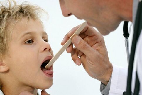 o médico examina a garganta de uma criança com psoríase