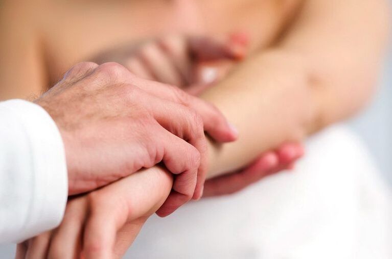 Dermatologista examinando um paciente com psoríase